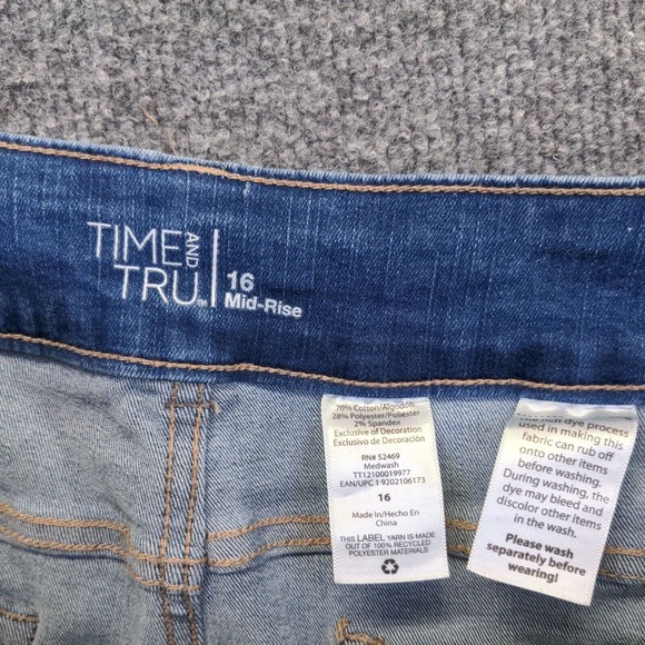 Time And Tru Women's Mid-Rise Cropped Jeans Blue Plus 16 Medium Wash Frayed - Picture 8 of 10